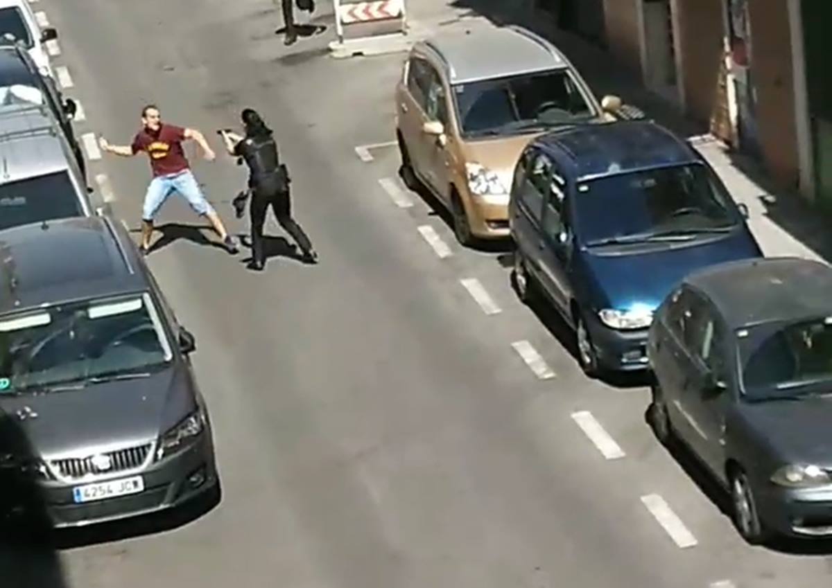 Un hombre se enfrenta a la Policía con un cuchillo en plena calle. Cedida