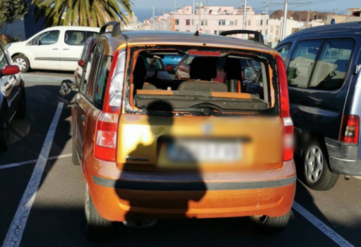 Así quedó uno de los coches tras la pelea en Tenerife. Twitter Policía Local de Santa Cruz