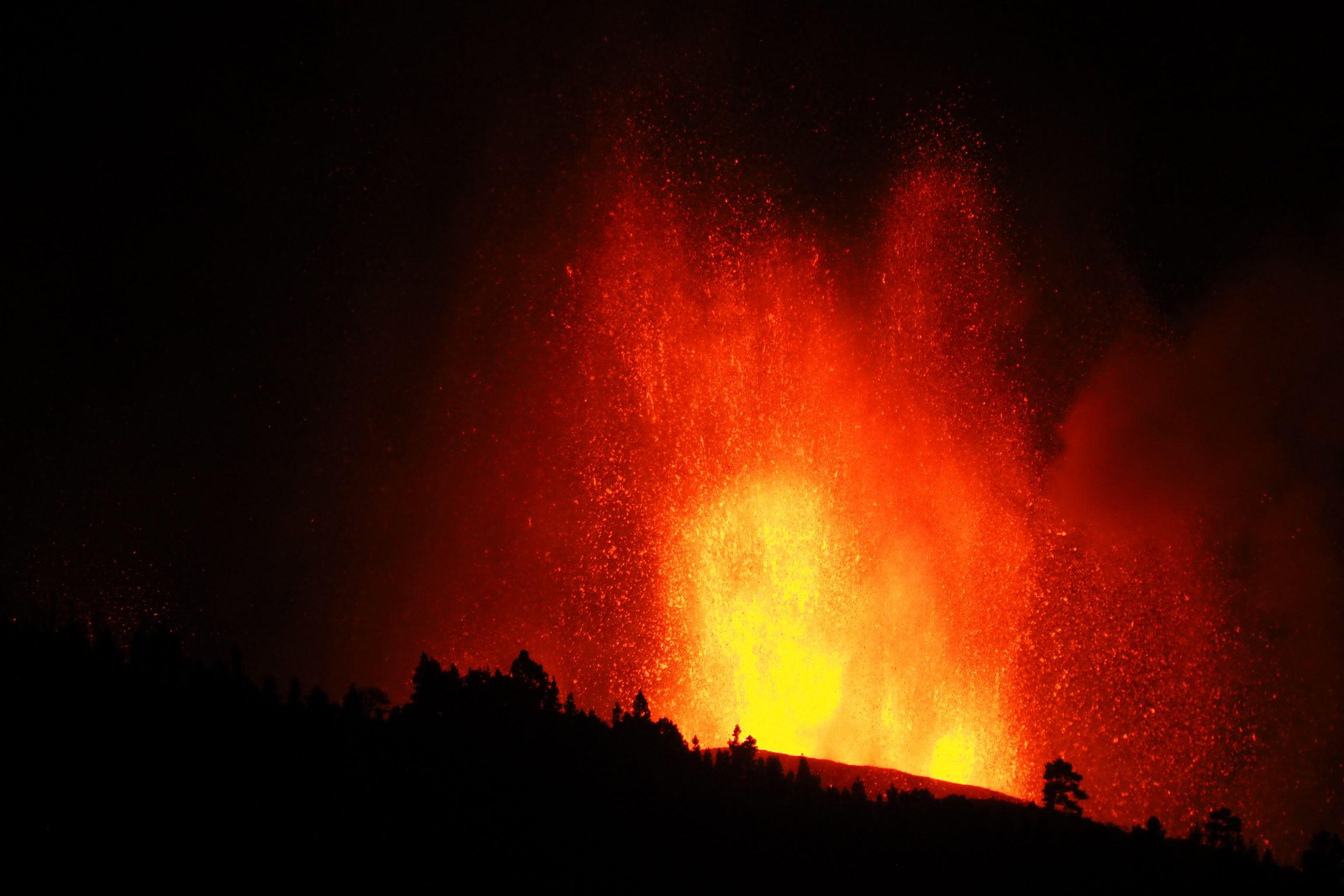 Una boca eruptiva expulsa lava y piroclastos en la zona de Cabeza de Vaca. | EP