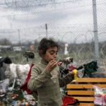 Refugiada Siria juega con burbujas cerca de la fronter a de Grecia con Macedonia