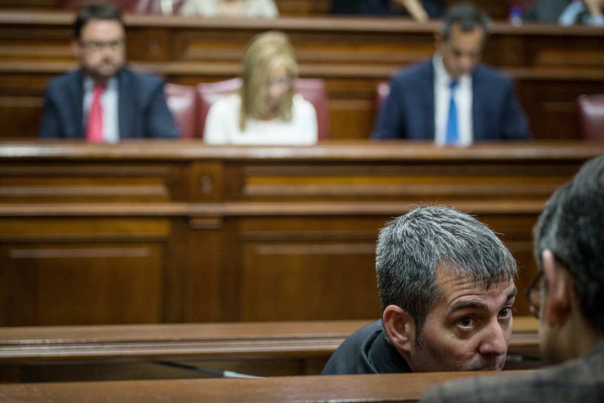 Clavijo conversa con diputados de CC, durante el debate sobre el estado de la nacionalidad. / ANDRÉS GUTIÉRREZ
