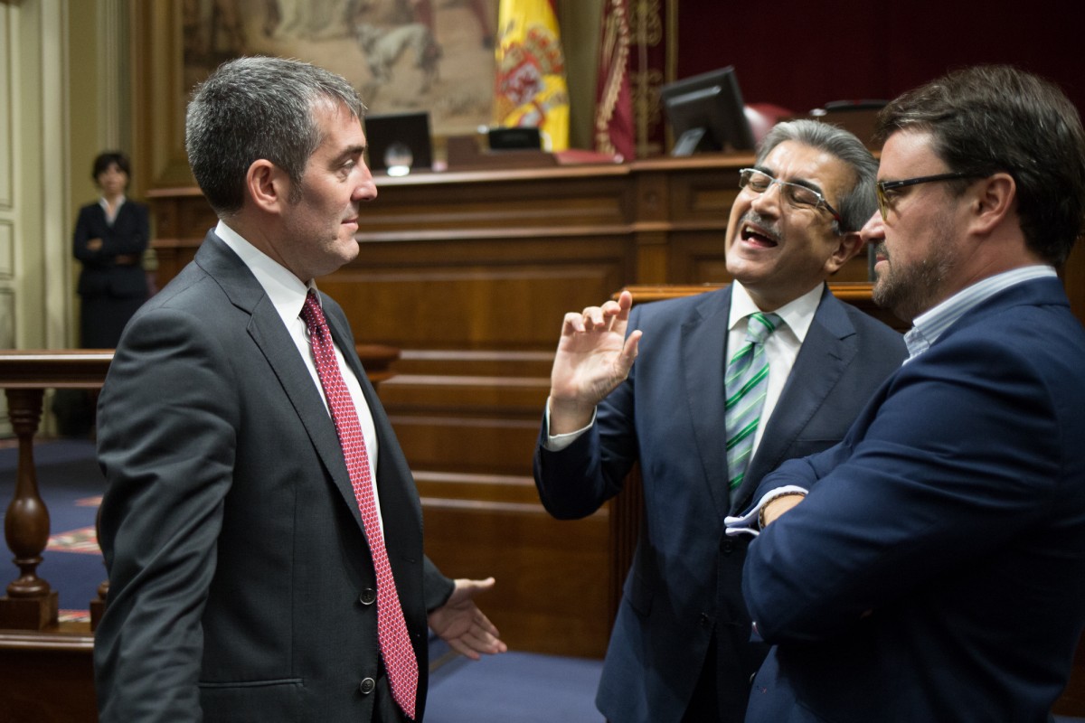 Clavijo (CC), con Rodrígeuz (NC) y Antona (PP), durante un pleno del Parlamento canario. / ANDRÉS GUTIÉRREZ
