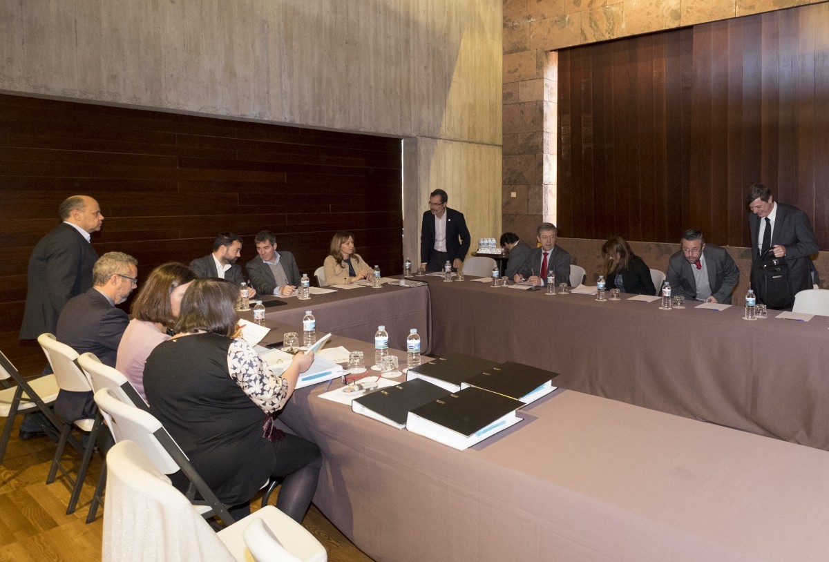Reunión del Comité de Inversiones Estratégicas, presidido por Fernando Clavijo. / DA