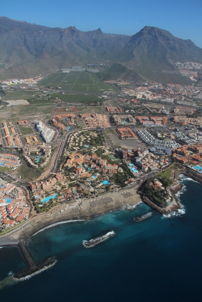 Vista áerea de una zona turística en el Sur de Tenerife. / M. P.