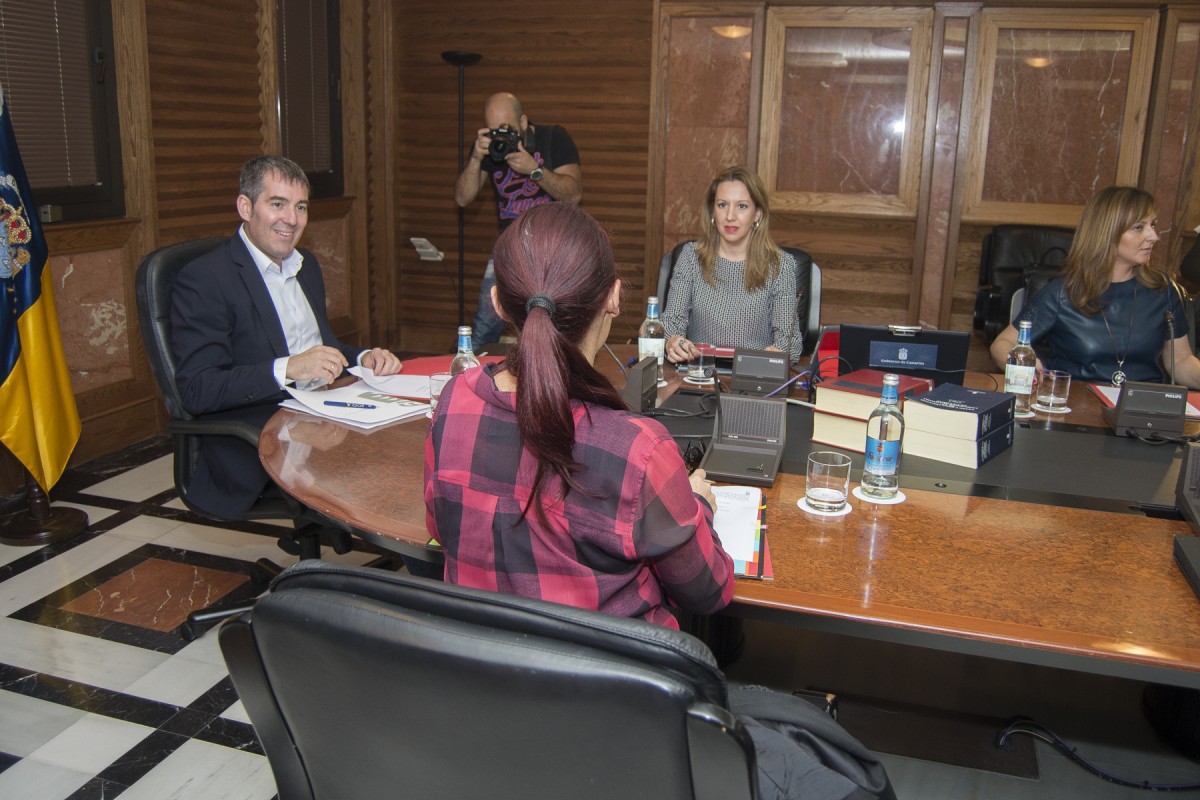 Rosa Dávila y Fernando Clavijo, hablan con Patricia Hernández, durante una reunión del Consejo de Gobierno de Canarias. / DA