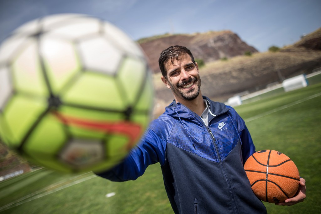 El jugador nacido en Venezuela optó finalmente por el balón de fútbol, aunque siente pasión por el mundo de la canasta. Andrés Gutiérrez