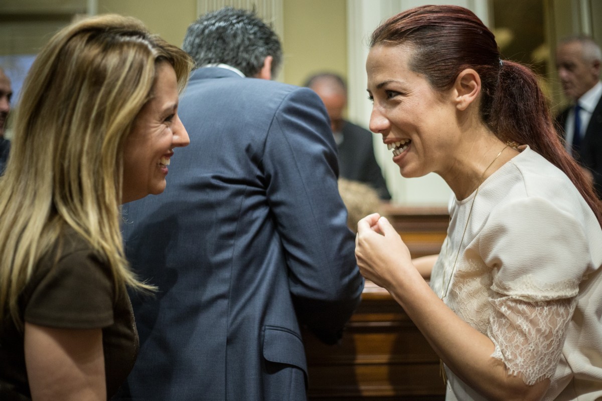La consejera de Hacienda, Rosa Dávila, y la vicepresidenta, Patricia Hernández, en el Parlamento de Canarias. / ANDRÉS GUTIÉRREZ