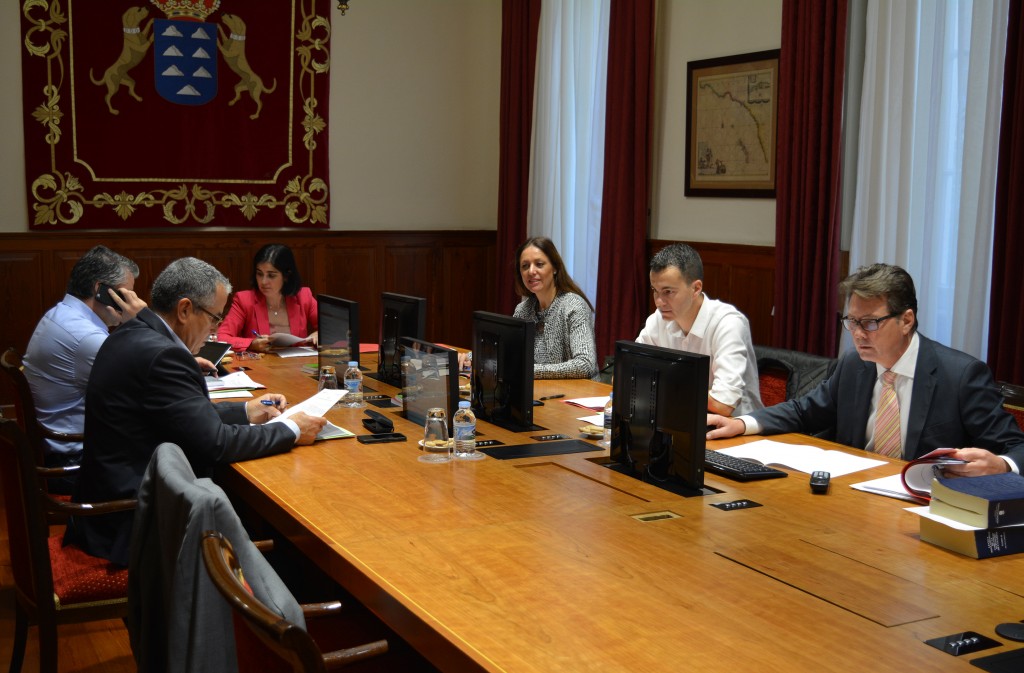 Mesa del Parlamento de Canarias. / DA