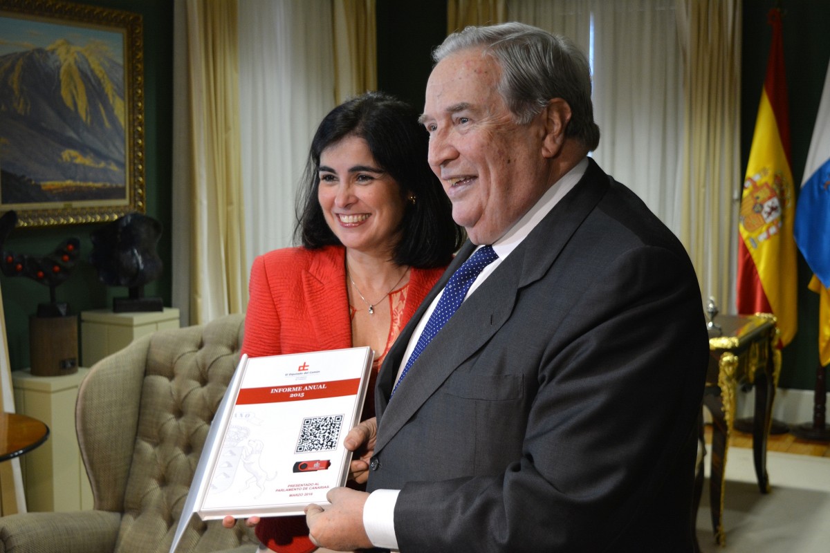 Jerónimo Saavedra, entregando el informe del Diputado del Común sobre 2015 a la presidenta del Parlamento canario, Carolina Darias. / DA