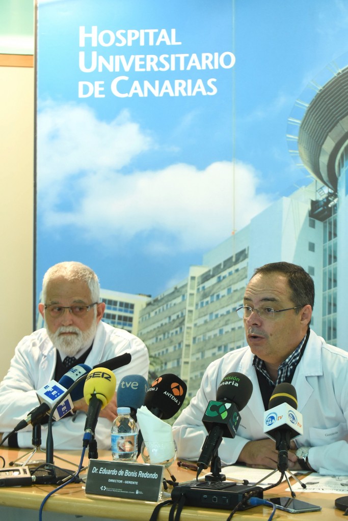 El jefe del servicio de oftalmología del HUC, Miguel serrano, y el gerente, eduardo de bonis, ayer. / SERGIO MÉNDEZ