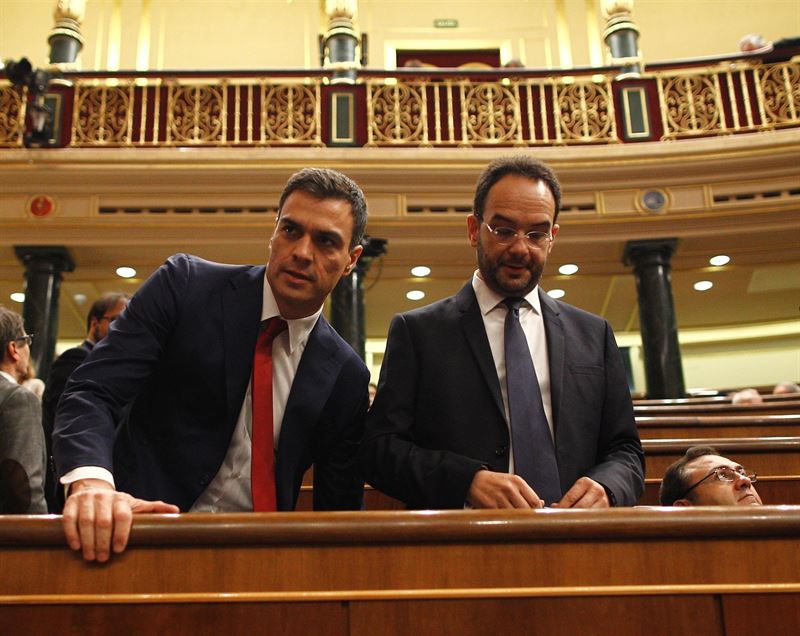 Pedro Sánchez y Antonio Hernando. / EUROPA PRESS