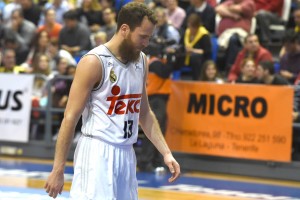 Sergio, cabizbajo, durante el encuentro frente al CB Canarias| SERGIO MÉNDEZ