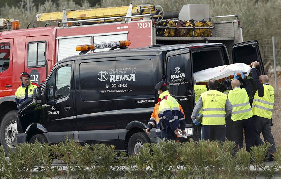Servicios de emergencia rescatando los cuerpos de los fallecidos en el accidente de guagua en Tarragona. | REUTERS