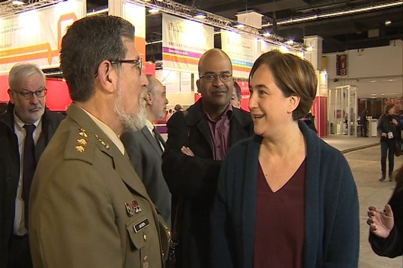 ADA COLAU SALÓN ENSEÑANZA