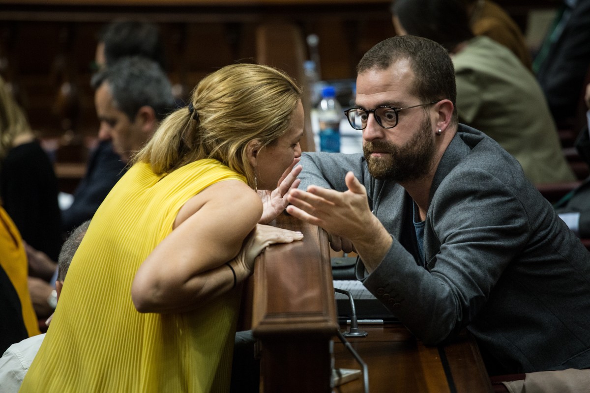 Los diputados de Podemos Noemí Santana y Juan Márquez, durante el debate sobre el estado de la nacionalidad. / ANDRÉS GUTIÉRREZ