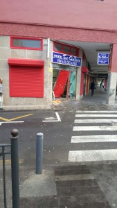 Usaron los pivotes derribados para golpear cristales y puerta. / L@s Jardiner@s