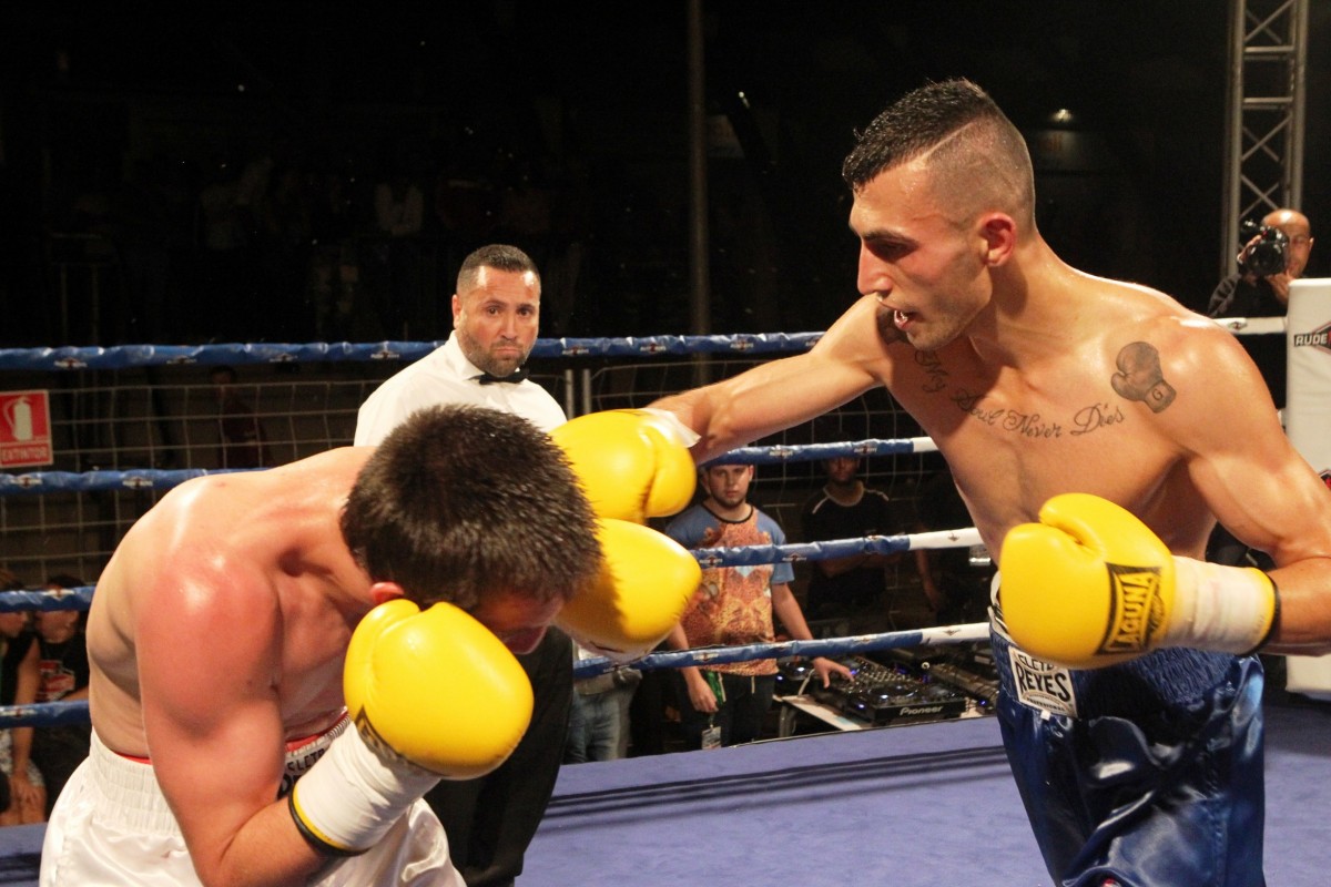 Artem Haroyan golpea a David Dóniz en uno de sus combates como profesional. / GERARD ZENOU