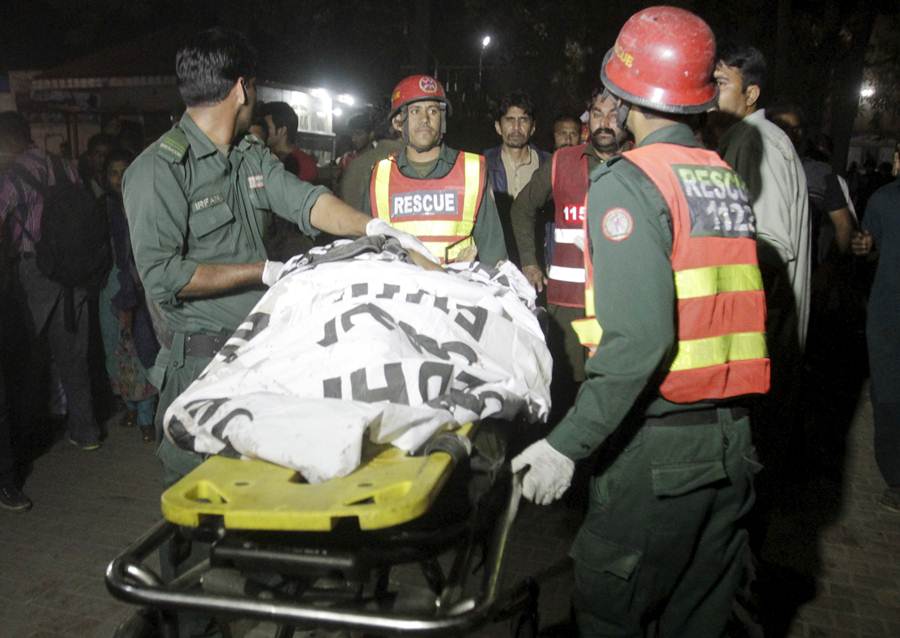 Efectivos de rescate tras el atentado en Lahore