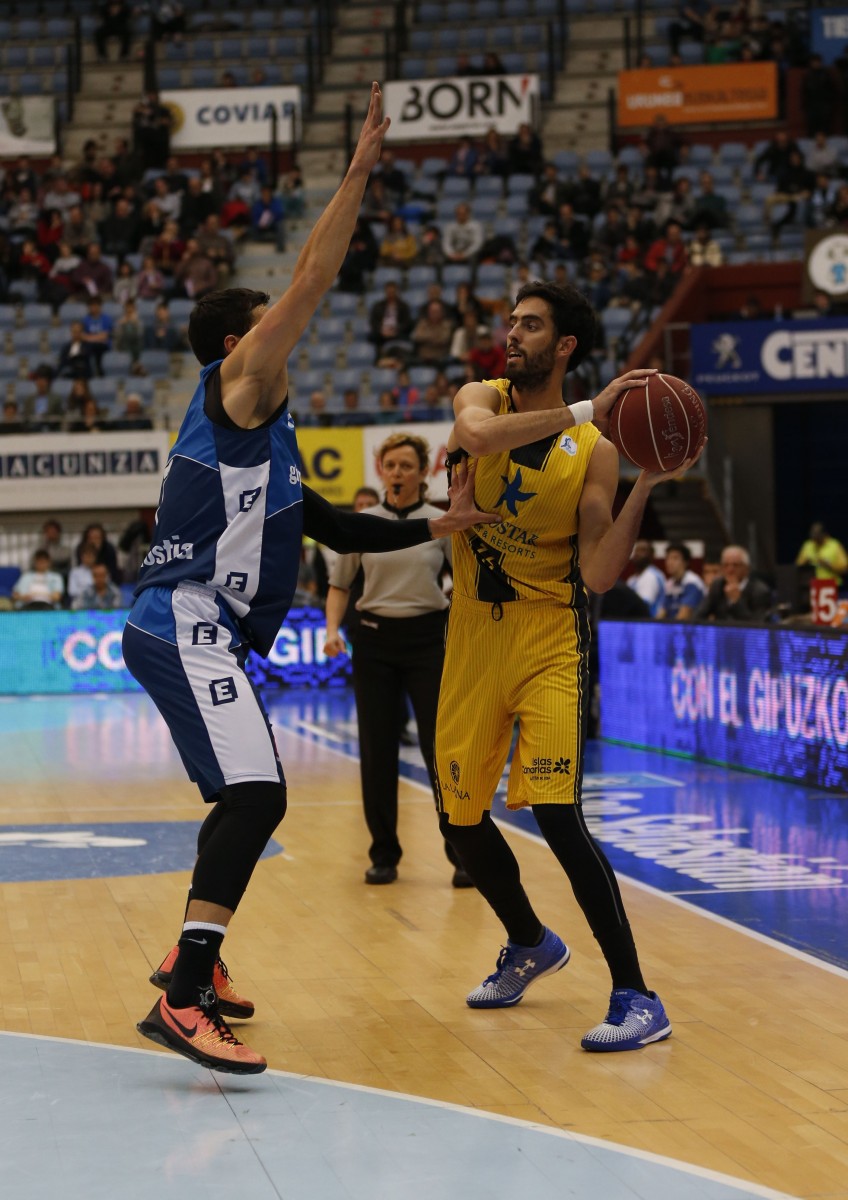 Javi Beirán busca un pase ante la defensa de un jugador del Gipuzkoa. / ACB Photo