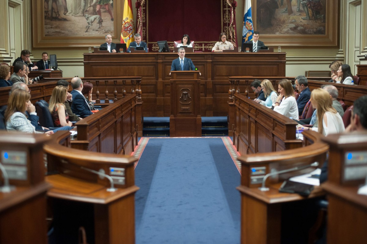 El pleno del debate sobre la nacionalidad canaria, durante la intervención de Clavijo. / FRAN PALLERO