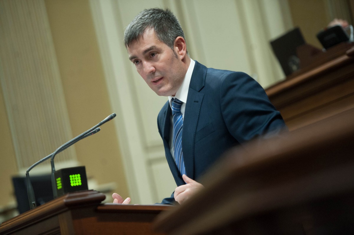 Clavijo, durante su discurso con el que abrió el debate sobre el estado de la nacionalidad canaria. / FRAN PALLERO