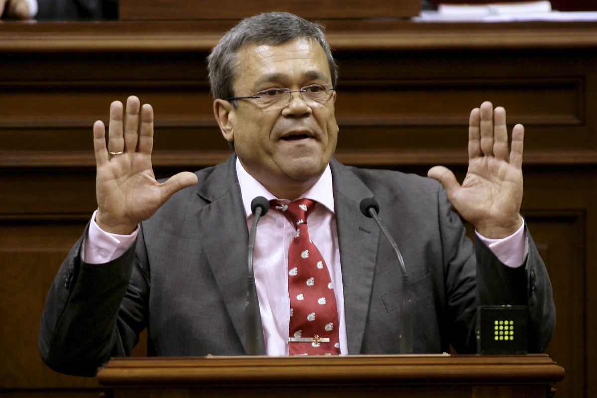 Miguel Cabrera Pérez-Camacho, en un pleno del Parlamento canario, cuando era diputado. / DA