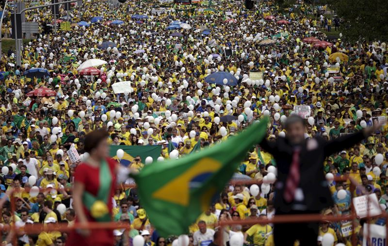 Brasileños piden en las calles la marcha de Rousseff