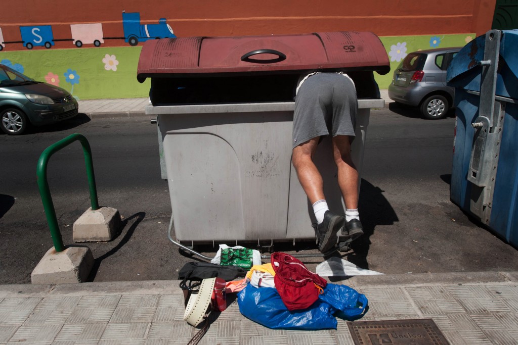Santa Cruz de Tenerife 15.03.16.- Un usuario del albergue de Santa Cruz busca entre la basura objetos que luego pueda vender.