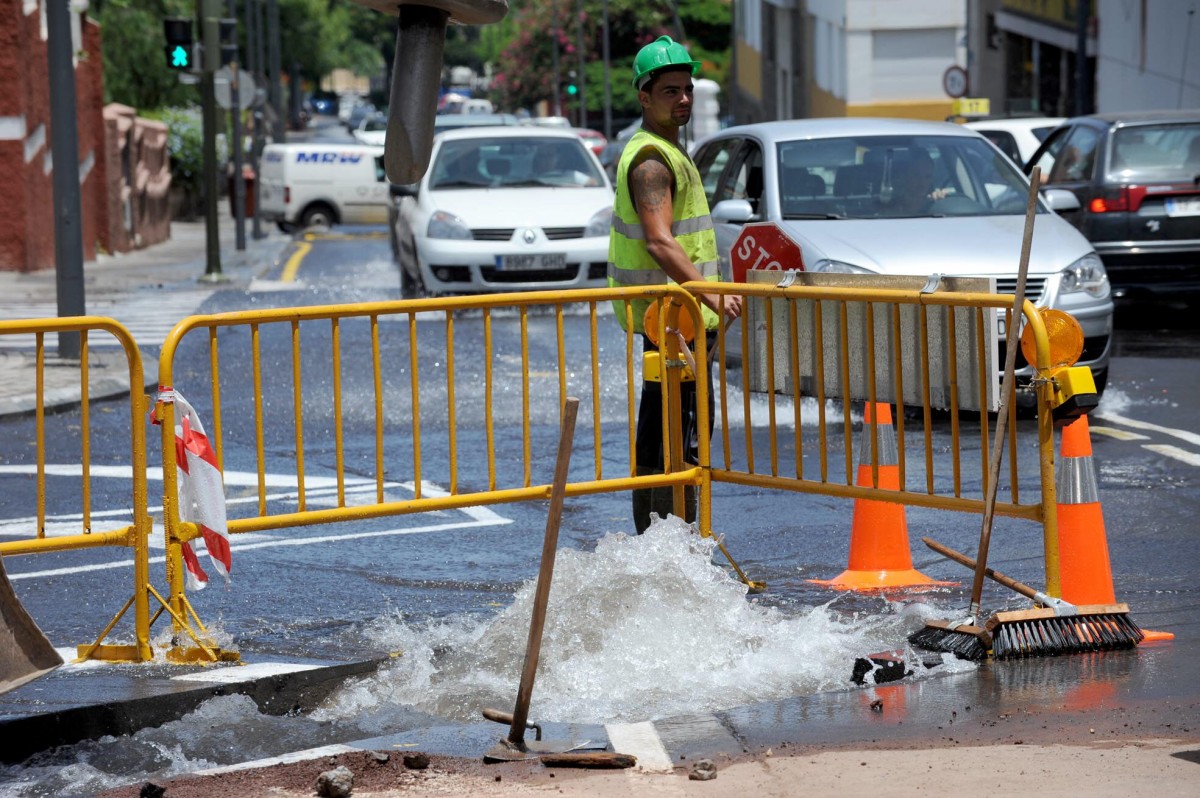 Rotura de un atubería en Santa Cruz de Tenerife, municipio que menos pérdida de agua declara; el que más pierdes es La Victoria, 56%. / FRAN PALLERO