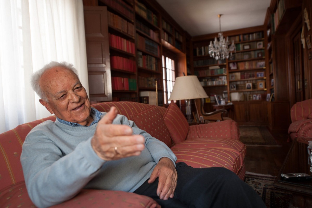 El doctor Luis Espinosa en la biblioteca de su casa durante una entrevista / FP
