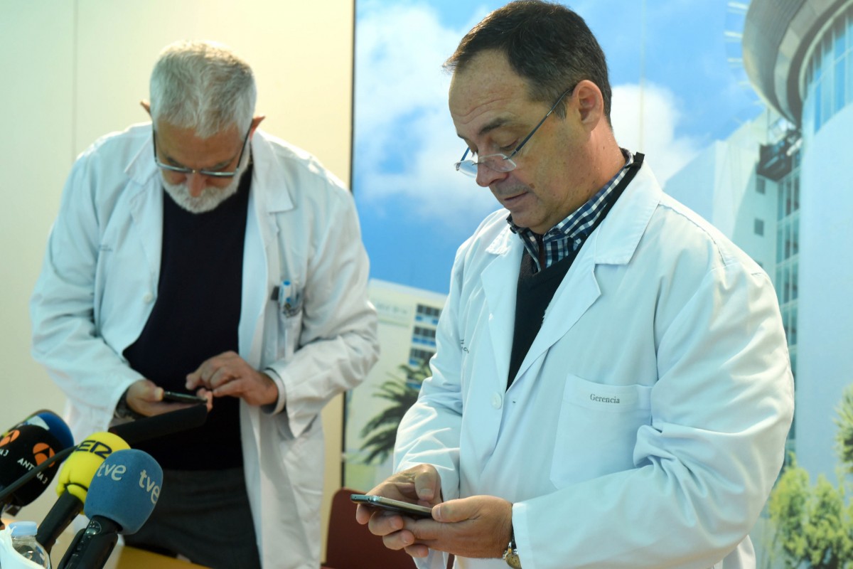 El jefe de oftalñmología del HUC, Miguel Serrano, y el gerente, Eduardo de bonis, el pasado viernes. / SERGIO MÉNDEZ