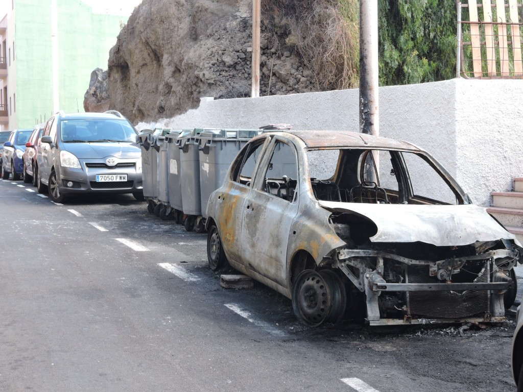 El viernes, un coche quedó siniestro total en la calle Los Príncipes. / NORCHI