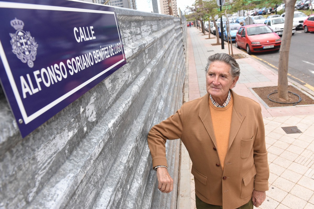 Alfonso Soriano, junto a la placa de la calle que llega su nombre en Santa Cruz. / SERGIO MÉNDEZ