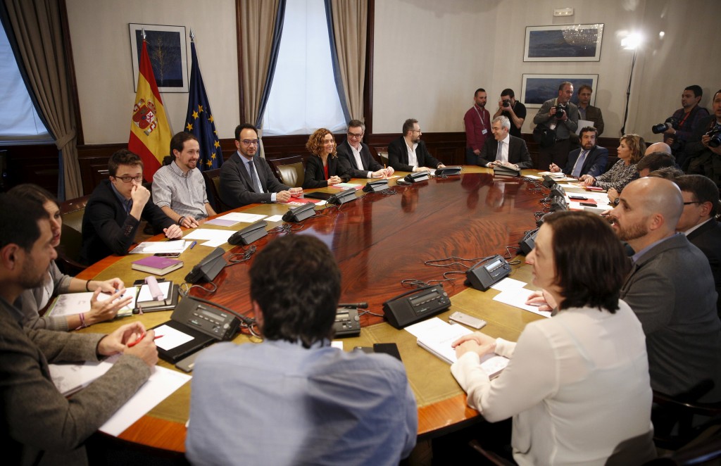 PSOE, Ciudadanos y Podemos se sientan en la misma mesa a negociar