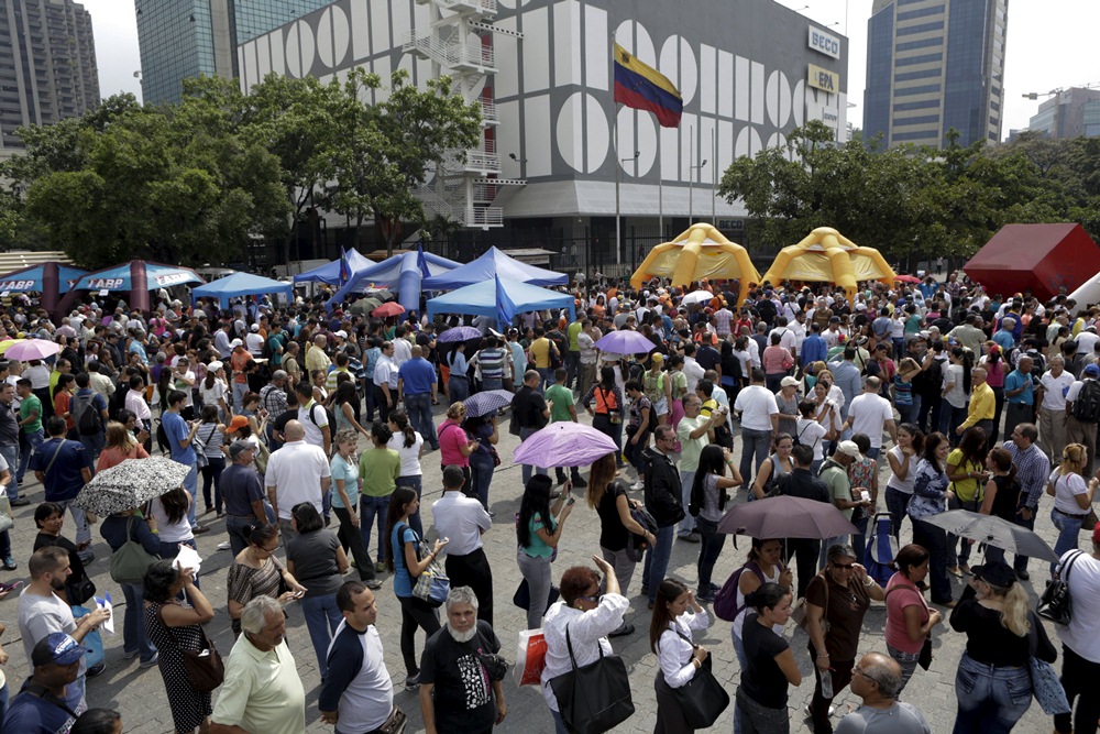 Recogida de firmas en Venezuela. / REUTERS