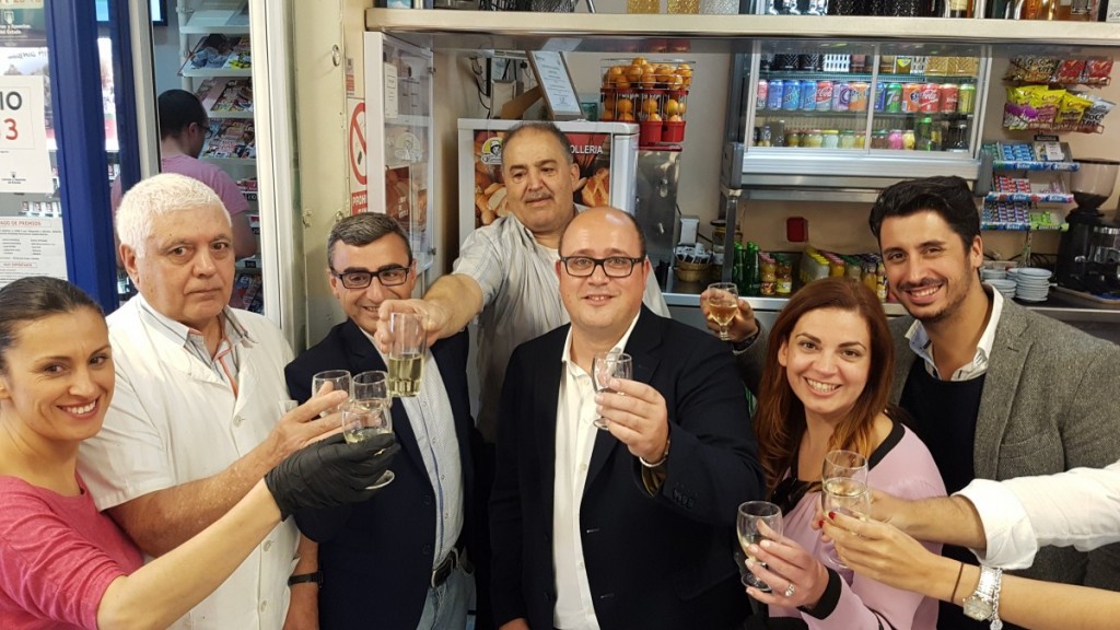 Los concejales y  representantes de Asocomel celebran la noticia en el Mercado. / DA