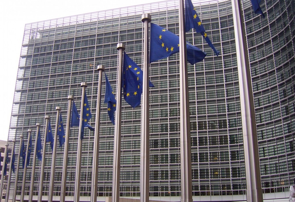 Banderas de la Unión Europea ante el edificio de la Comisión Europea en Bruselas. / DIARIO DE AVISOS