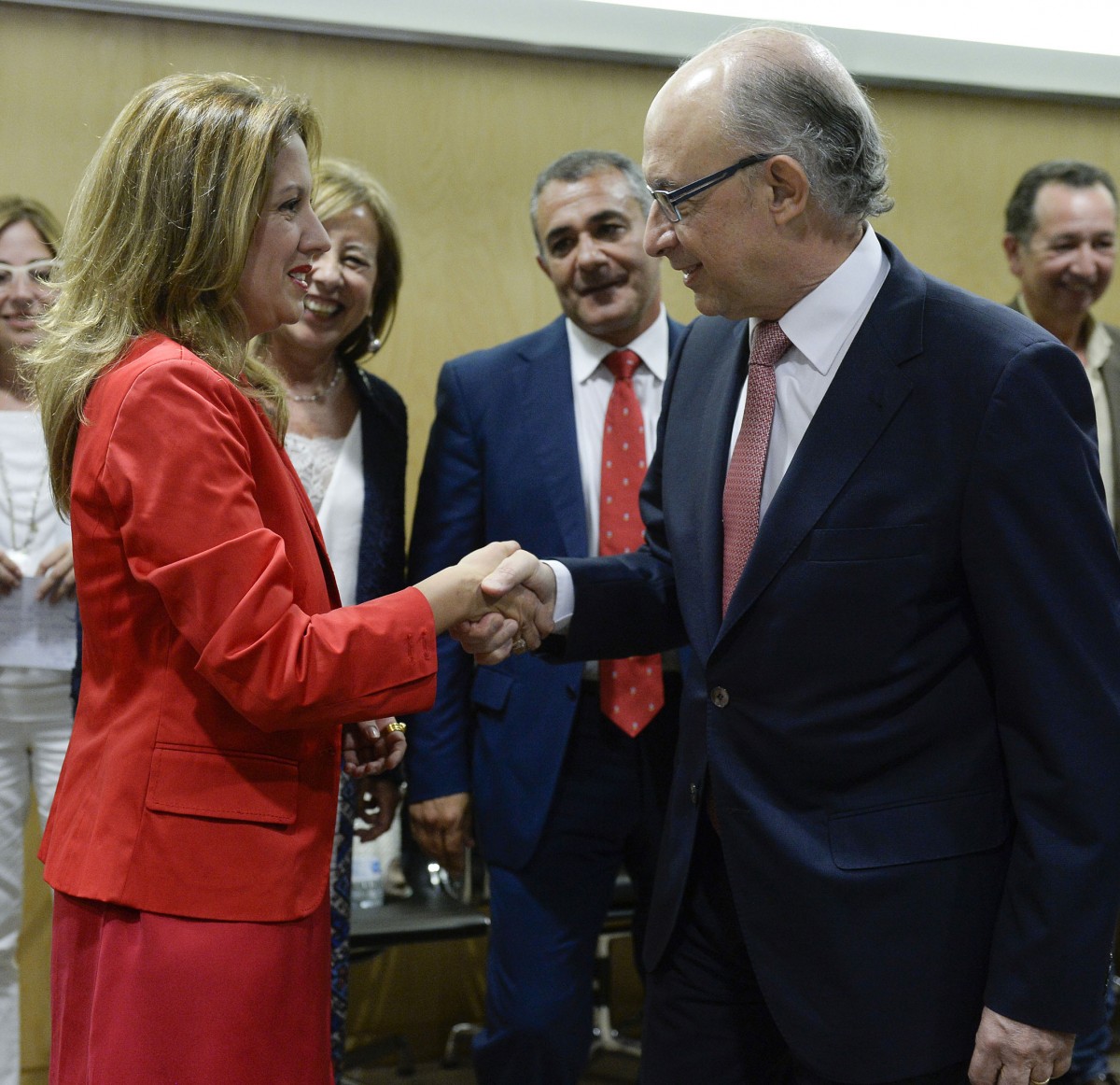  de Hacienda, Rosa Dávila, con el ministro Cristóbal Montoro, durante una reunión del Consejo de Política Fiscal y Financiera celebrado el pasado año. / DA