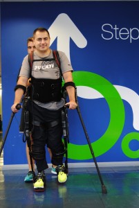 Uno de los lesionados se ejercita con el exoesqueleto Ekso. | STEP BY STEP