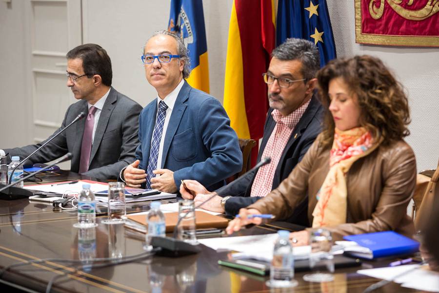 El consejero de Sanidad, Jesús Morera (2 izq.), durante la comisión parlamentaria de ayer. |DA