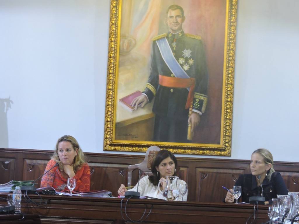 Ruth Arteaga, a la derecha de la alcaldesa y la secretaria municipal / DA