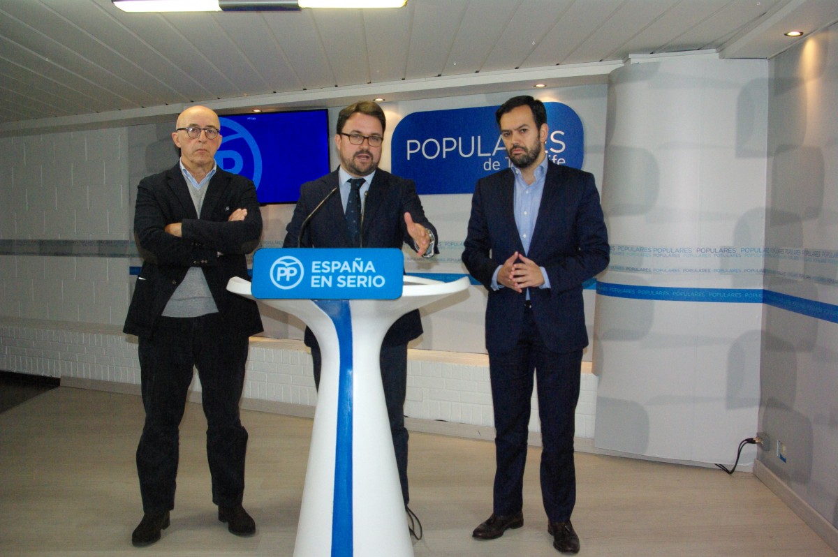 Asier Antona, junto a Pedro Suárez y Lope Afonso, en rueda de prensa. / DA