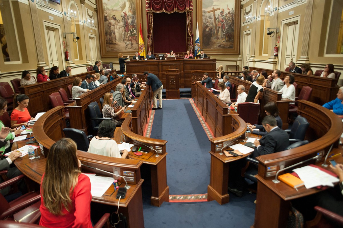 Desarrollo de un pleno en el Parlamento de Canarias durante la novena legislatura. / FRAN PALLERO