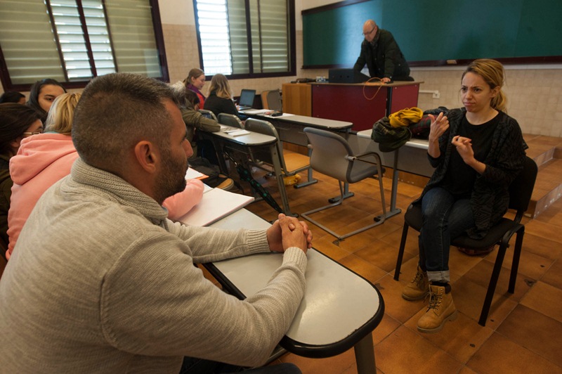Juan Molina acude diariamente a clase acompañado de su intérprete de signos, que le asiste durante todo el horario lectivo y le ayuda a seguir las asignaturas. / Fotos: Fran Pallero