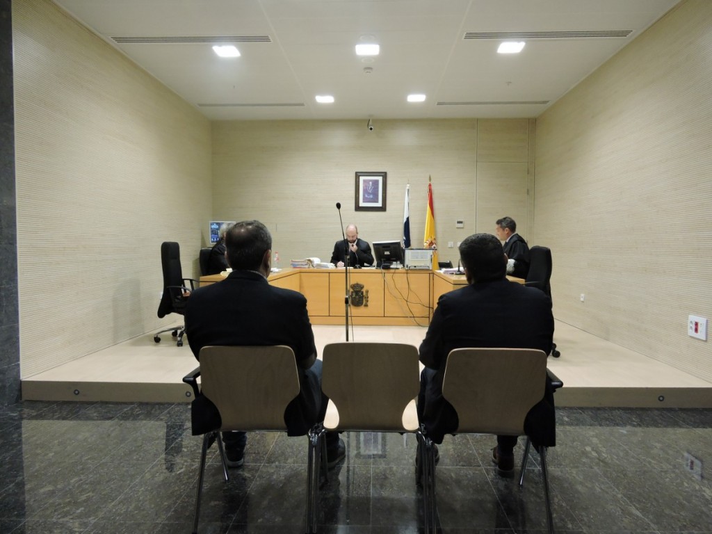 Gumersindo García y Domingo Ramos, sentados en el banquillo acusados de presunta prevaricación / Norchi