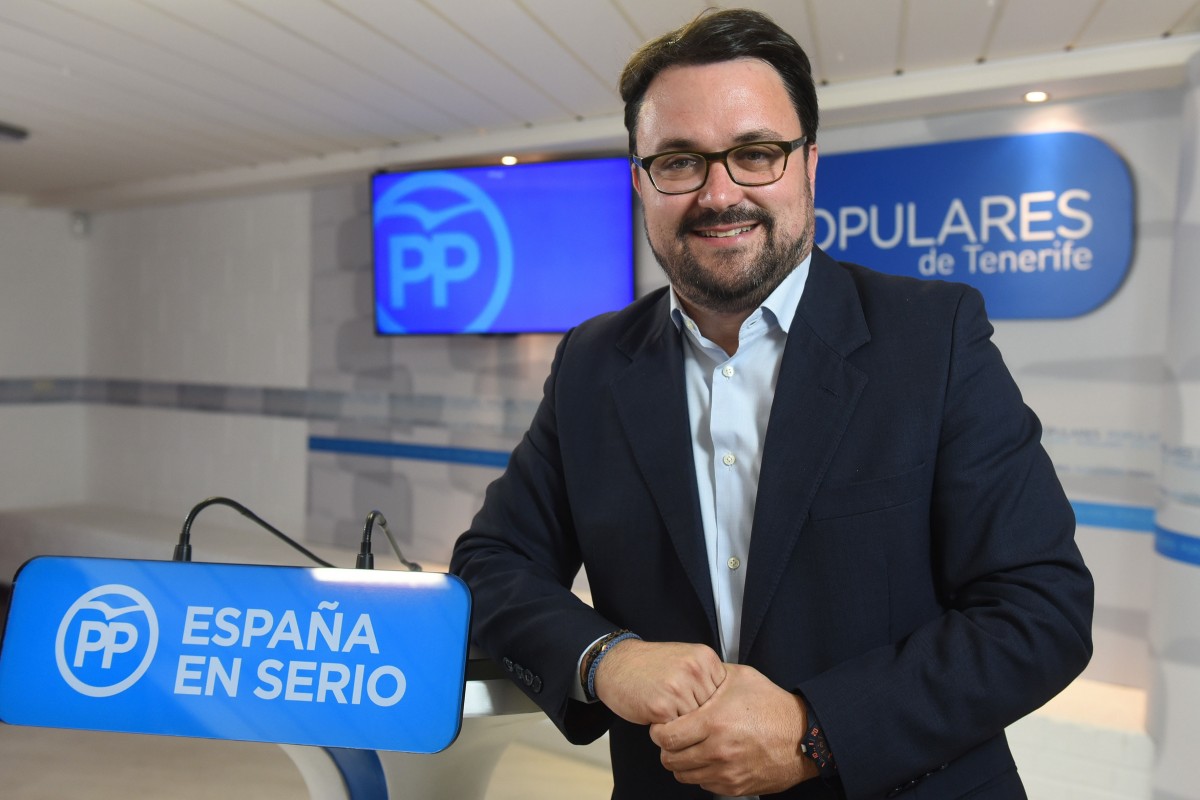 Asier Antona, en la sede del PP en Tenerife. / SERGIO MÉNDEZ