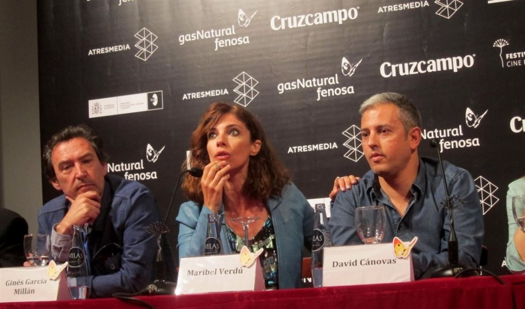 David Cánovas, acompañado de Maribel Verdú y Ginés García Millán, en Málaga. /EP