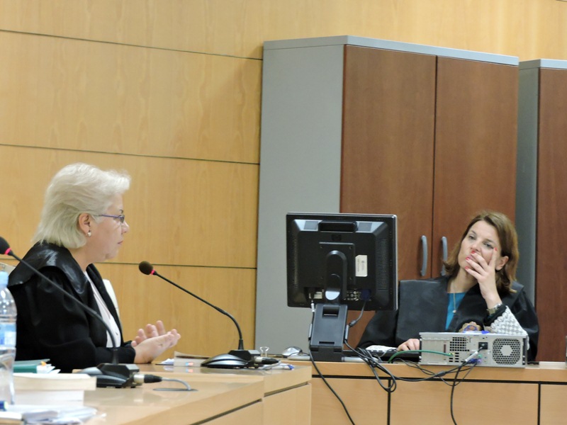 olga lopez tratando de convencer a la jueza NCH.JPG