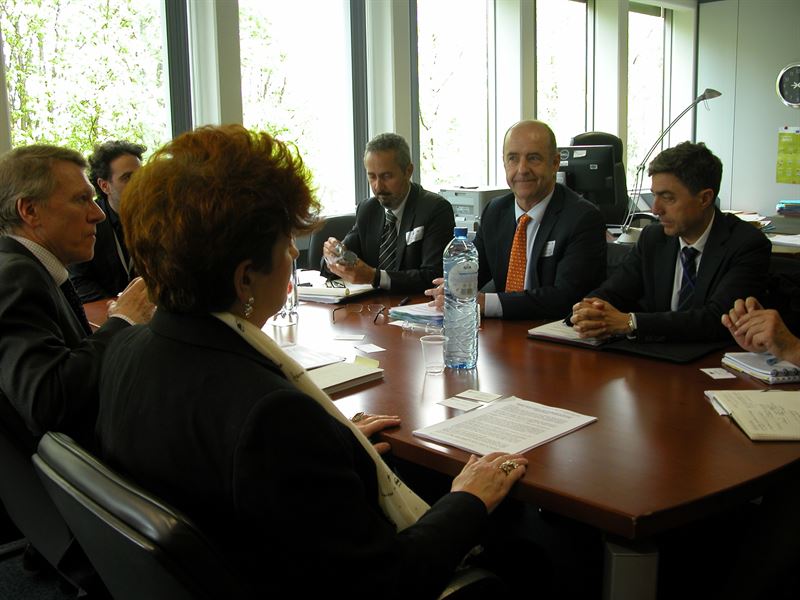 Imagen de la reunión mantenida en Bruselas en el marco del viaje que el consejero inició hoy. DA