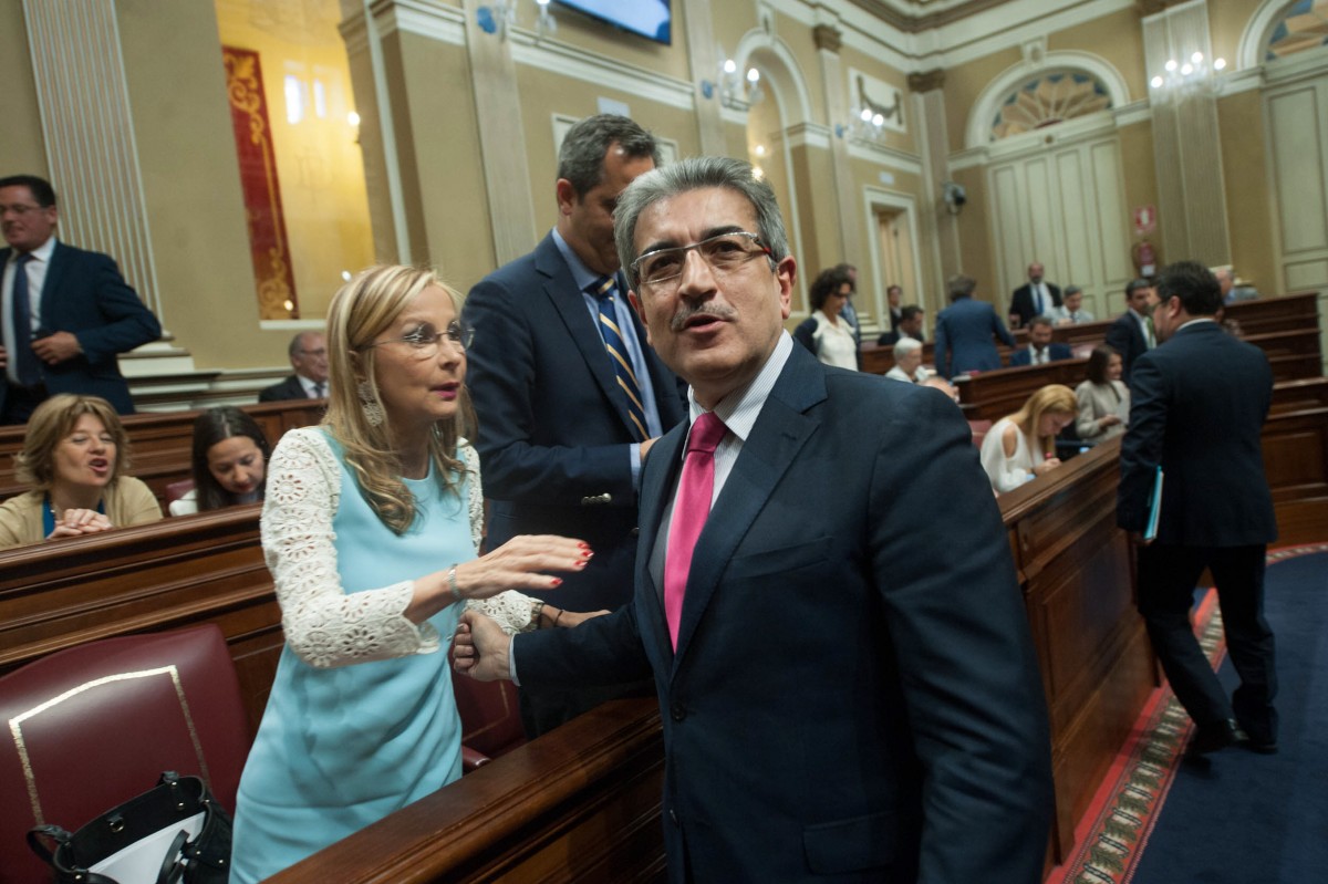 Los respectivos portavoces parlamentarios de PP y NC, Australia Navarro y Román Rodríguez, durante el debate sobre el estado de la nacionalidad canaria. / FRAN PALLERO